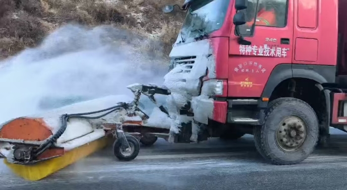 大年初六橙光暖路 张家口分中心崇礼养护队风雪中保返程畅通